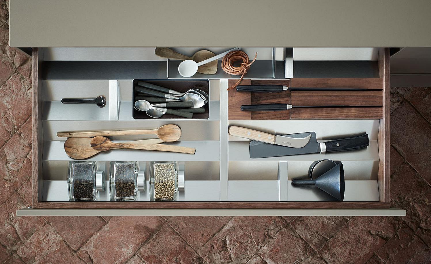 csm_5-bulthaup_b3_interior-150330_Bulthaup_Wallnut_Aluminum_Detail_01_Step3_colorgrading_1500x920_417df1f70f