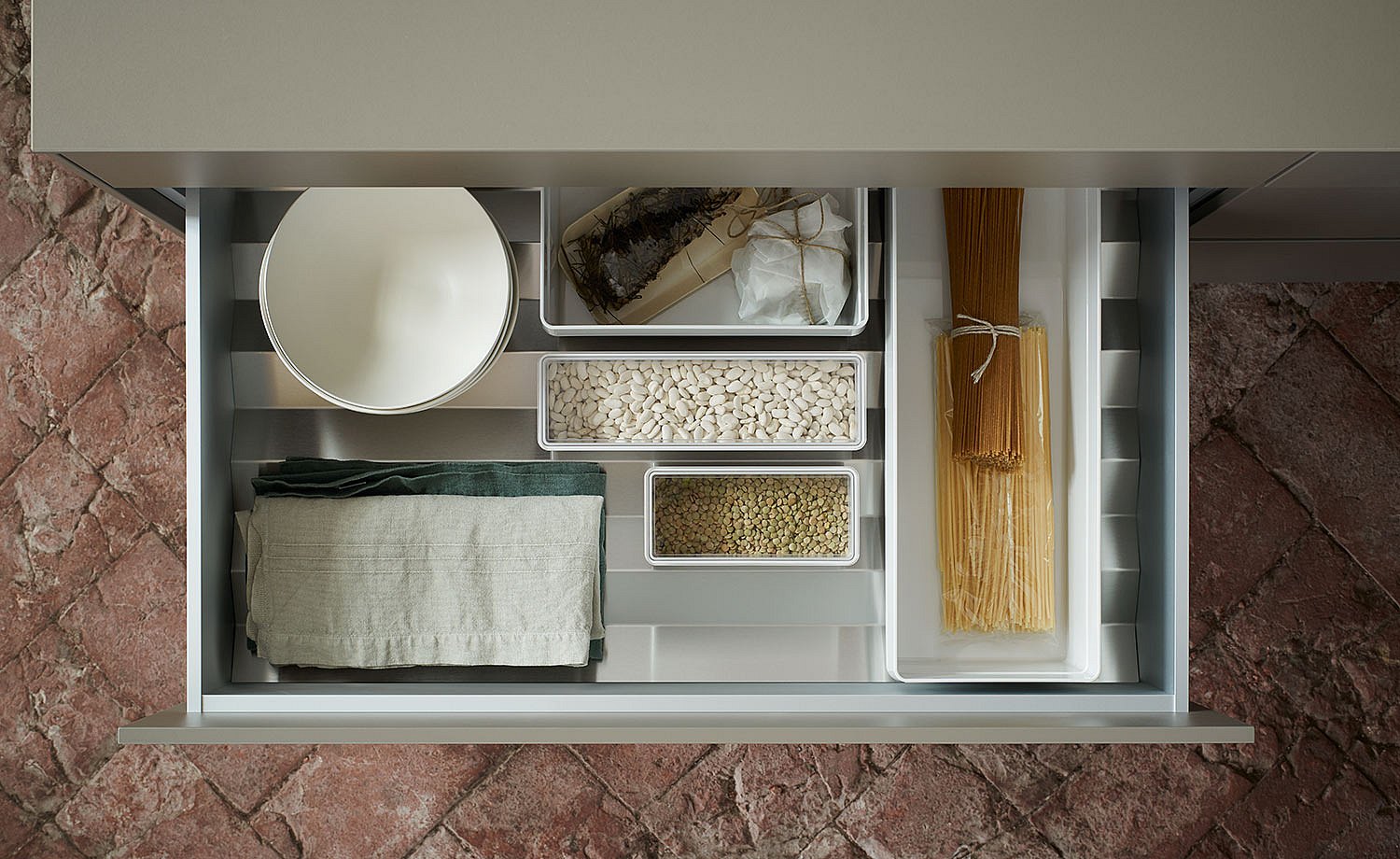 csm_8-bulthaup_b3_interior-150330_Bulthaup_Pullout_Aluminum_19000_step3_colorgrading_1500x920_62646872f8