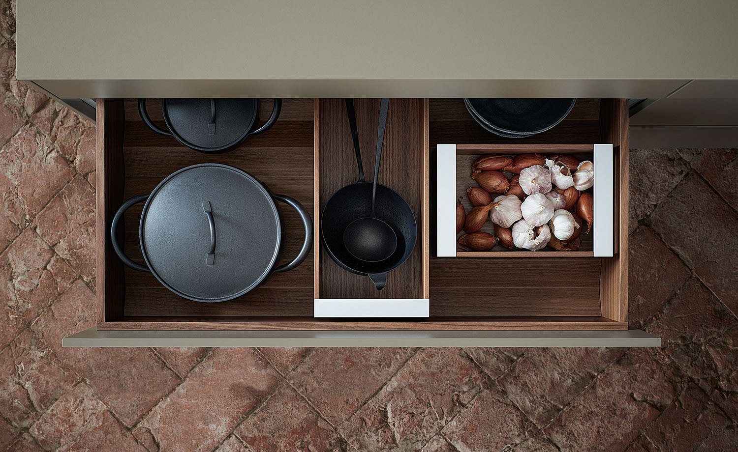 csm_9-bulthaup_b3_interior-150330_Bulthaup_Pullout_Wallnut_18992_step3_colorgrading_1500x920_ed0d9958f1